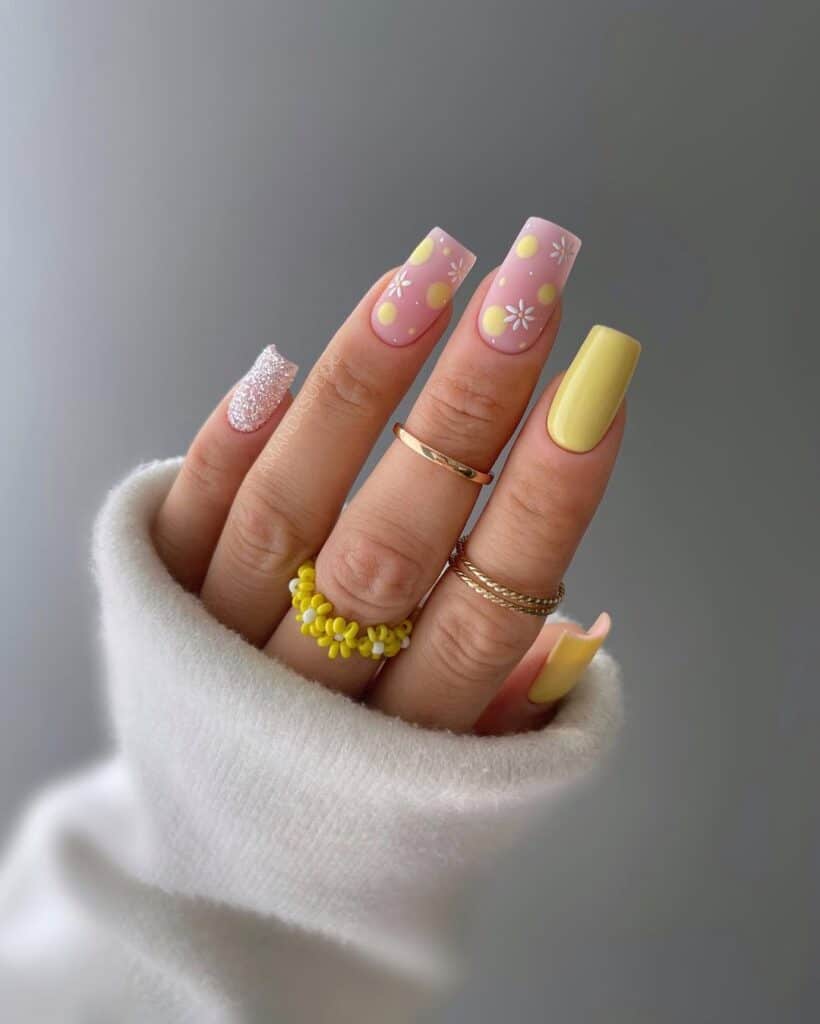 yellow daisy nail design