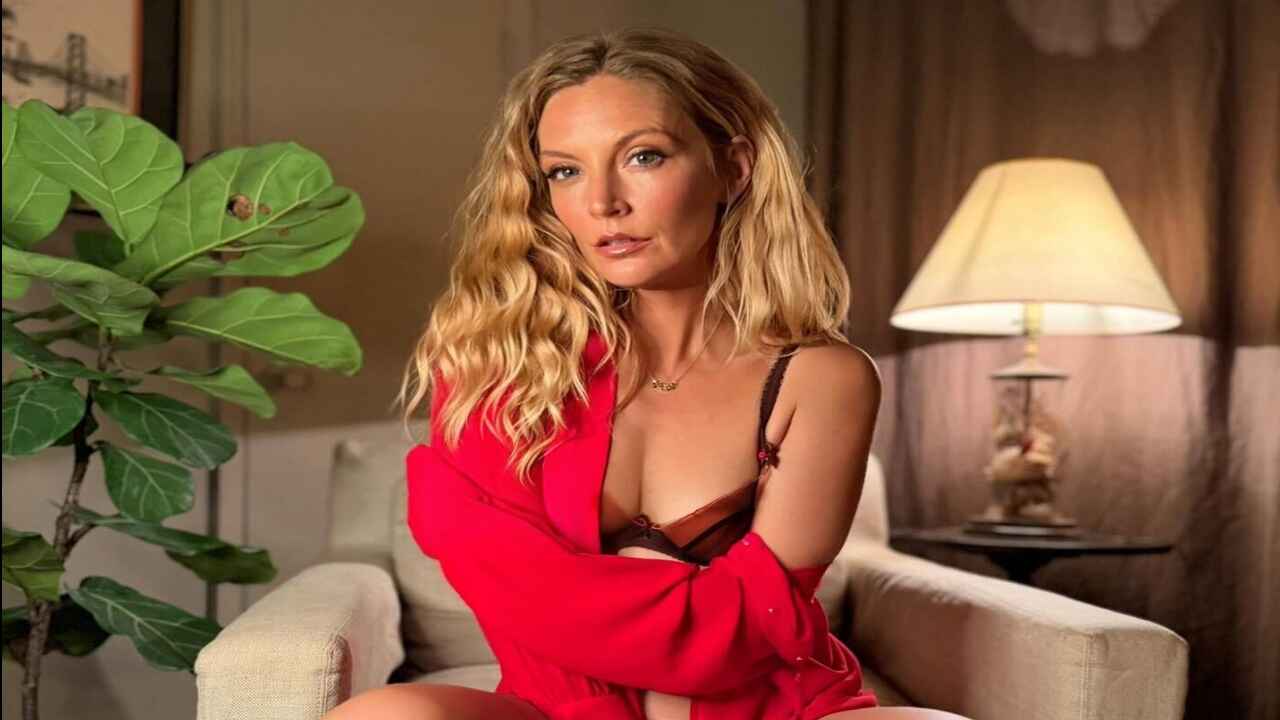 Mona Wales Age, Height, Weight, Boyfriend, Net Worth 2025 Mona Wales